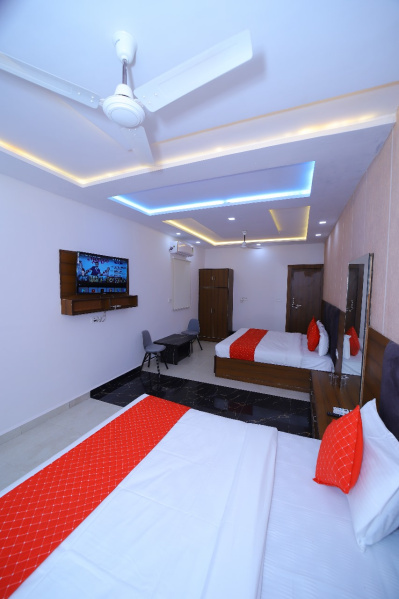  Hotels 300 Sq. Yards for Rent in Fatehabad Road, Agra