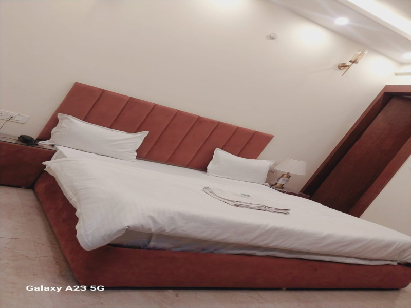  Hotels 250 Sq.ft. for Rent in Fatehabad Road, Agra