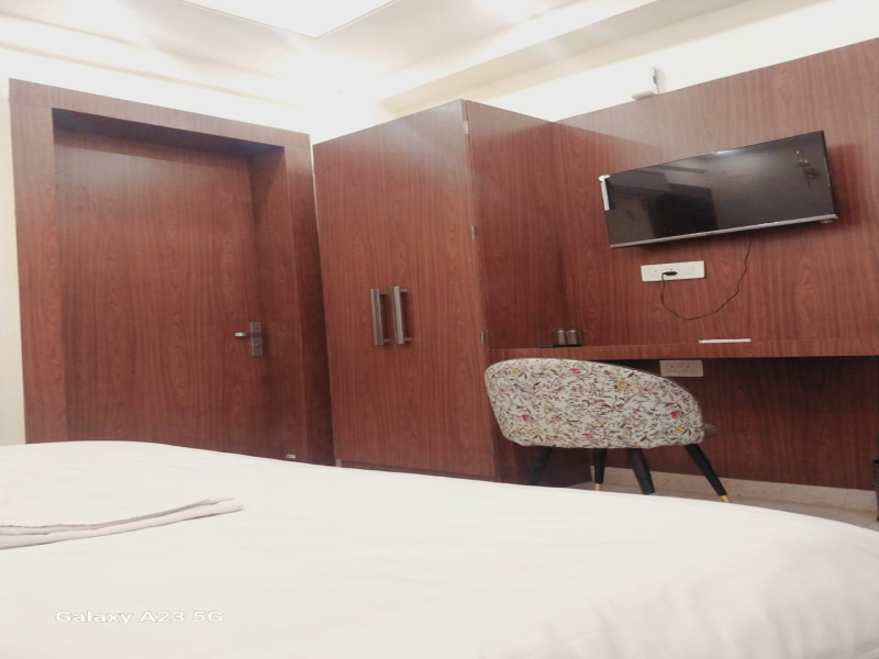  Hotels 250 Sq.ft. for Rent in Fatehabad Road, Agra