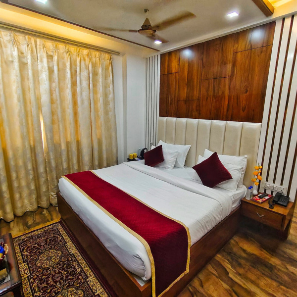  Hotels 250 Sq.ft. for Rent in Chhatikara Road, Vrindavan