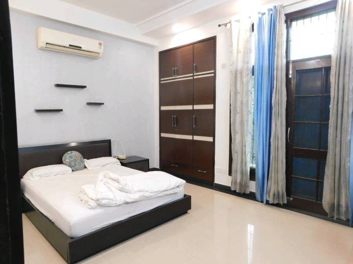 5 BHK House 200 Sq. Meter for Sale in Sector 52 Noida