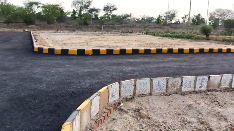  Commercial Land 200 Sq. Yards for Sale in Yamuna Expressway, Greater Noida