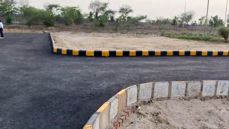  Commercial Land 400 Sq. Yards for Sale in Yamuna Expressway, Greater Noida
