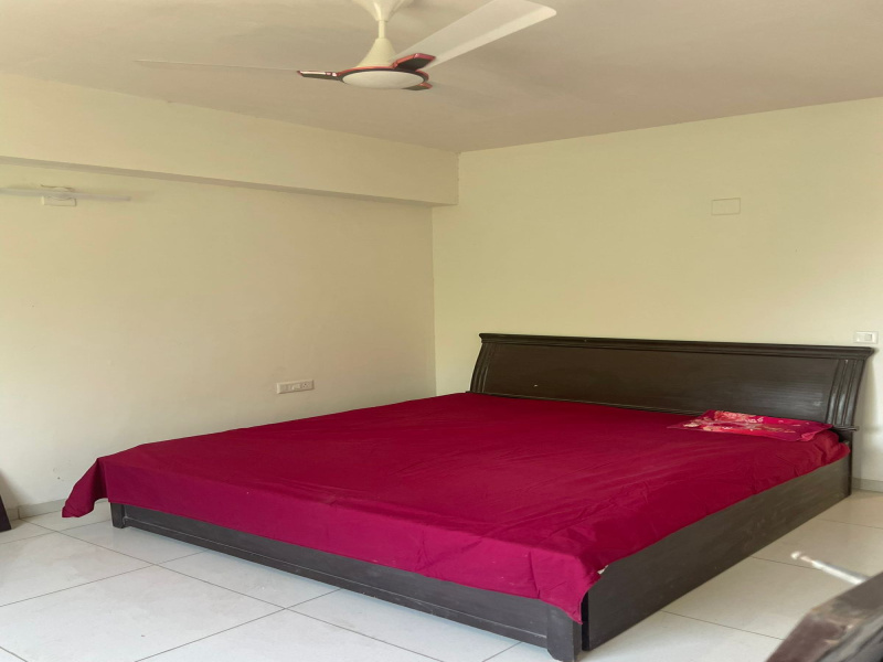 3 BHK 2500 Sq.ft. Apartment for Rent in Vaishno Devi Circle, Sarkhej, Ahmedabad