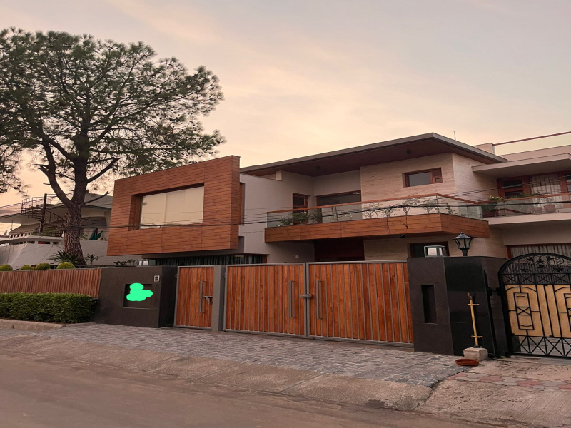 6 BHK House 4700 Sq.ft. for Sale in Sector 35 Chandigarh