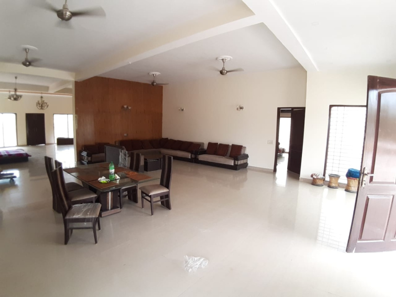 3 BHK Builder Floor 200 Sq. Yards for Sale in Sarvodaya Enclave, Delhi