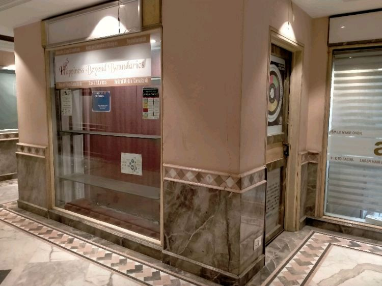  Commercial Shop 350 Sq.ft. for Sale in New Friends Colony, Delhi