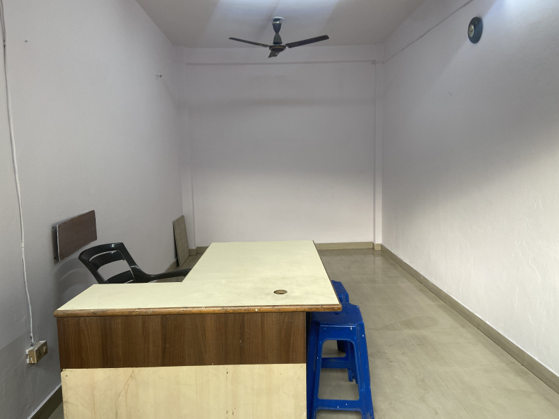  Commercial Shop 180 Sq.ft. for Rent in Ring Road, Surat