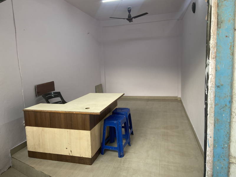  Commercial Shop 180 Sq.ft. for Rent in Ring Road, Surat