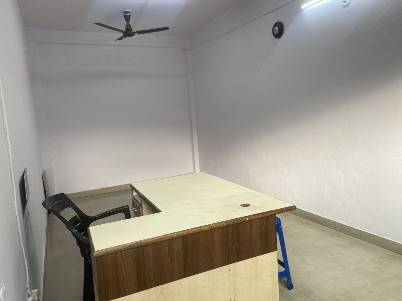  Commercial Shop 180 Sq.ft. for Rent in Ring Road, Surat