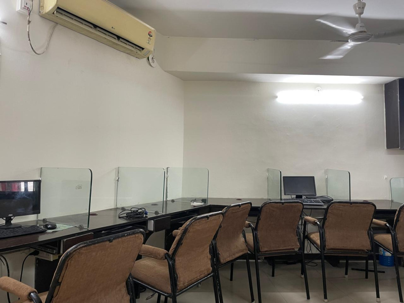  Office Space 532 Sq.ft. for Rent in R N T Marg, Indore